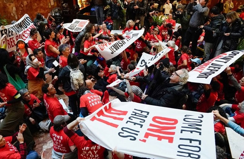 ناشطون يهود مؤيدون للفلسطينيين يقتحمون برج ترامب
