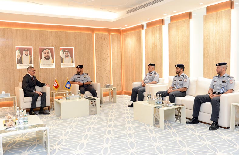 قائد عام شرطة أبوظبي يلتقي السفير التونسي
