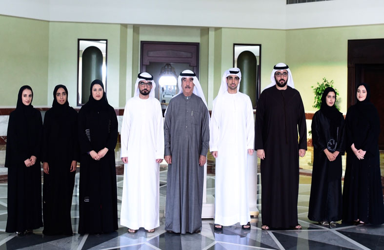 حاكم أم القيوين وولي عهده يوقعان على القطعة الأخيرة من مسبار الأمل