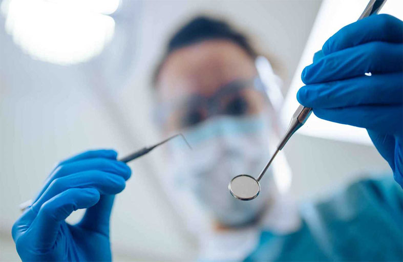 تنتحل صفة طبيبة أسنان وتترك مريضها «نازفاً»