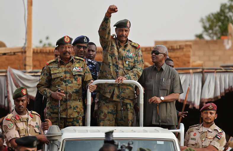 حمدوك يتعهد بحسم ملف فض اعتصام القيادة وتحرك نحو «الجنائية»