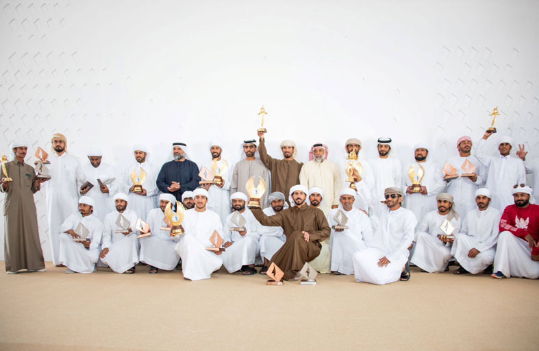 تتويج أصحاب المراكز الأولى لمنافسات الشيوخ  في ختام بطولة فزاع للصيد بالصقور