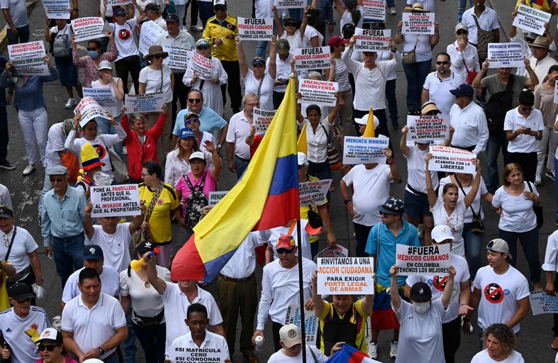 آلاف الكولومبيين يتظاهرون بدعوة من المعارضة