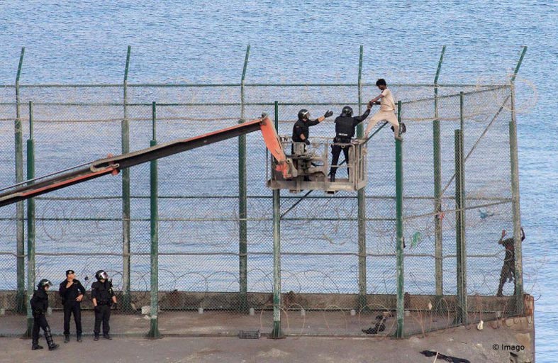 سياج جيب سبتة.. التهريب والخلاف بين المغرب وإسبانيا