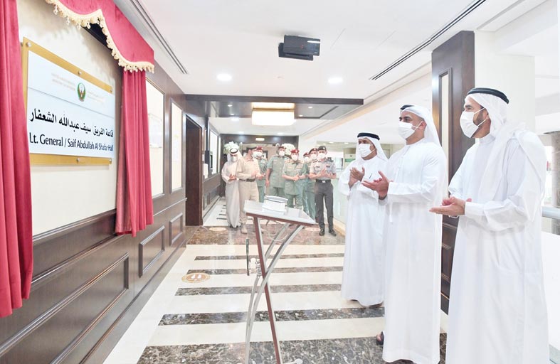 سيف بن زايد يمنح الشعفار ميدالية الوفاء ويطلق اسمه على إحدى قاعات الداخلية