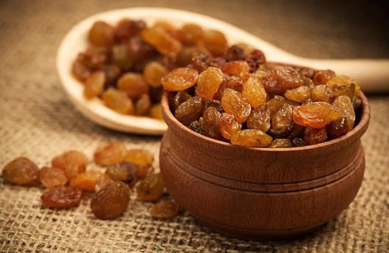 ماذا يحصل في الجسم عند تناول الزبيب؟