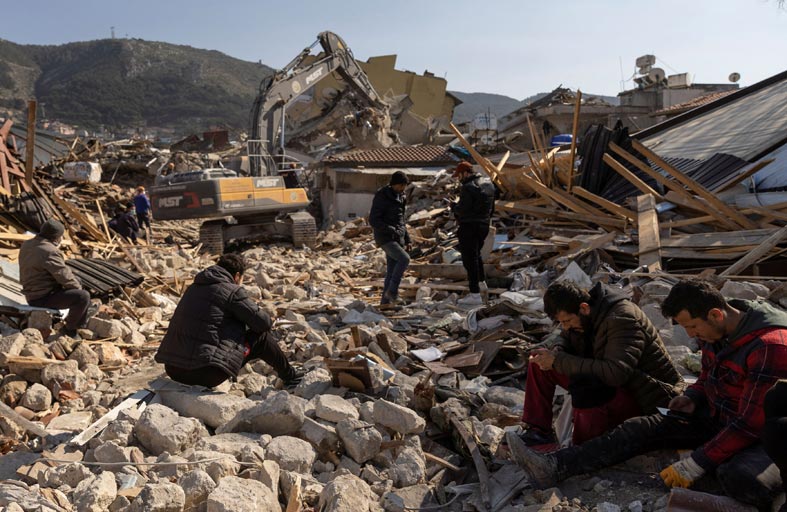 الصليب الأحمر.. نداءات دولية لجمع 200 مليون دولار لمواجهة اثار الزلزال