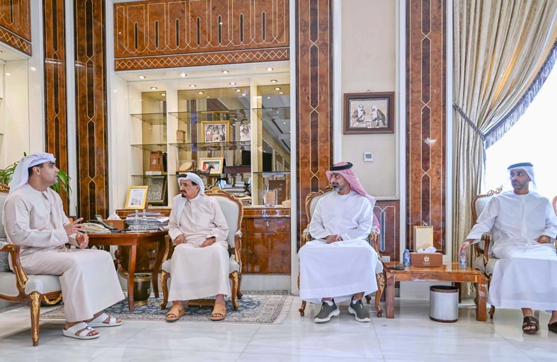 حاكم عجمان يمنح الجراح الإماراتي عبدالسلام البلوشي قلادة عجمان