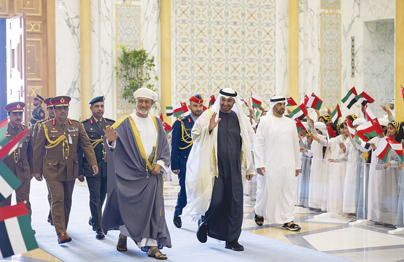 رئيس الدولة وسلطان عمان يبحثان تعزيز العلاقات الأخوية والتطورات في المنطقة