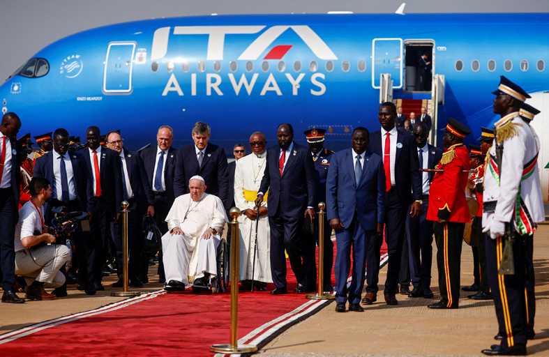  البابا يغادر الكونغو الديموقراطية متوجها إلى جنوب السودان 