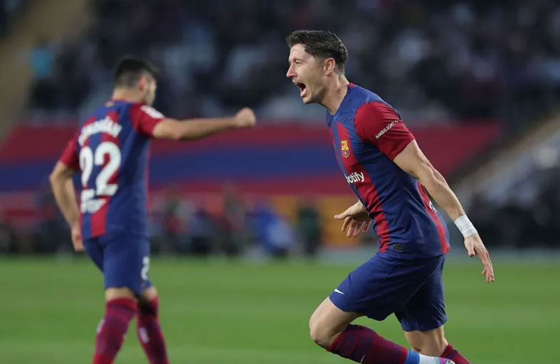 ثنائية ليفاندوفسكي تقود برشلونة لفوز صعب على ألافيس 