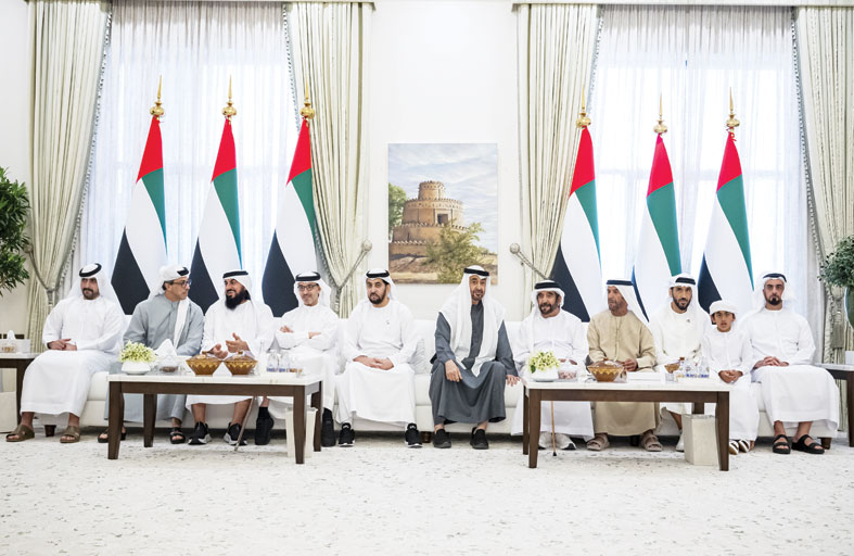 رئيس الدولة والشيوخ يحضرون حفل زفاف زايد بن طحنون بن محمد 