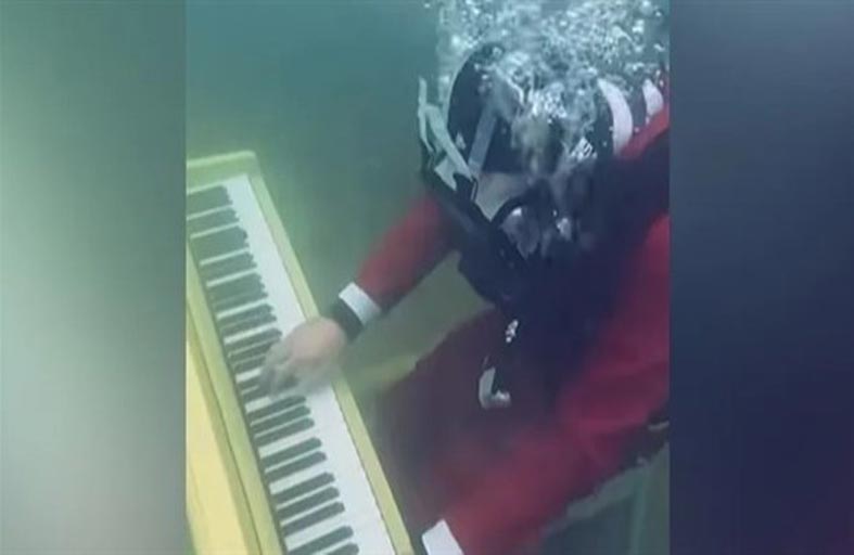 يوتيوبر يعزف على البيانو في أعماق البحار