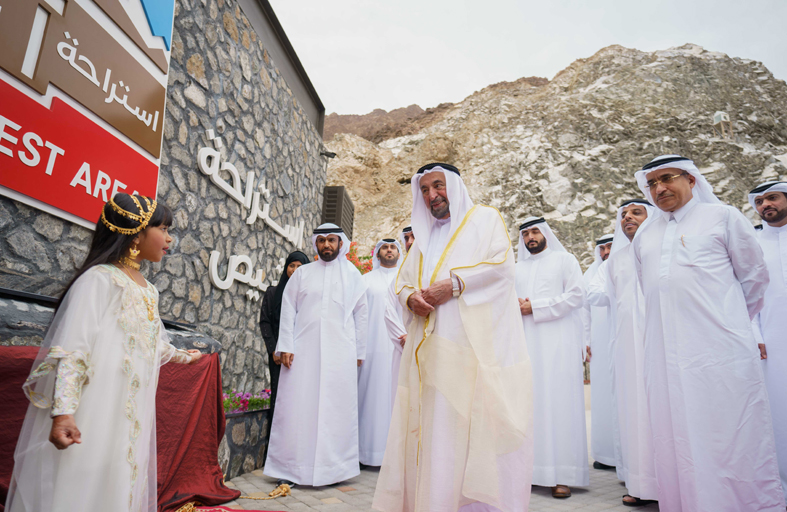 حاكم الشارقة يفتتح استراحة شيص ويوزع سندات ملكية محلاتها التجارية على المواطنين