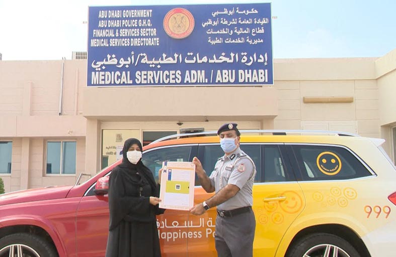 شرطة أبوظبي تفاجئ منتسبيها المتميزين وتكرمهم في مواقع عملهم