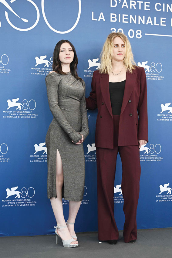 الممثلة كاتالينا جيريرتس (يسار) والمخرجة البلجيكية فيان تروش خلال وصولهما للمشاركة في مهرجان البندقية السينمائي الـ80 (ا ف ب)