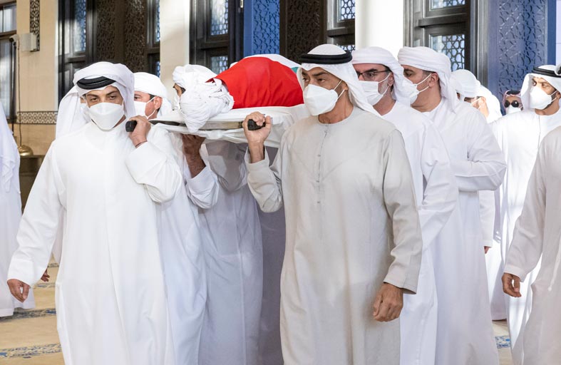 محمد بن زايد والشيوخ يؤدون صلاة الجنازة على روح فقيد الوطن الشيخ خليفة