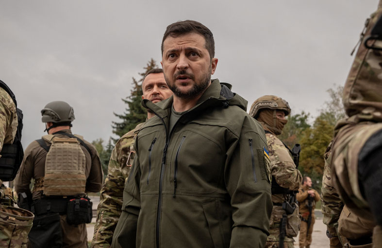 زيلينسكي يتحدث للصحفيين وسط تزايد الضغوط على الجبهة