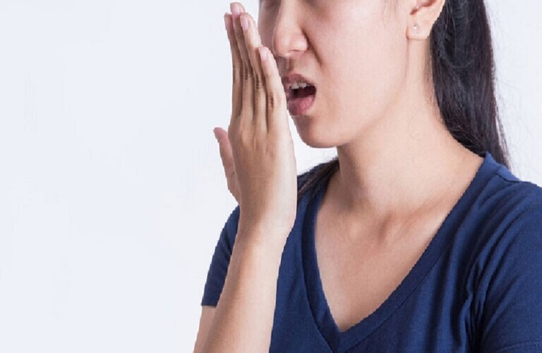 ما أسباب رائحة الفم الكريهة؟