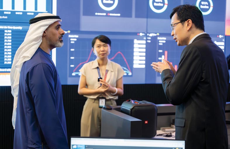 ولي عهد أبوظبي يزور مركز إعادة التصنيع والتكنولوجيا المتقدمة في سنغافورة 
