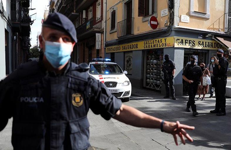 سلطات برشلونة تطلب من السكان ملازمة المنازل 