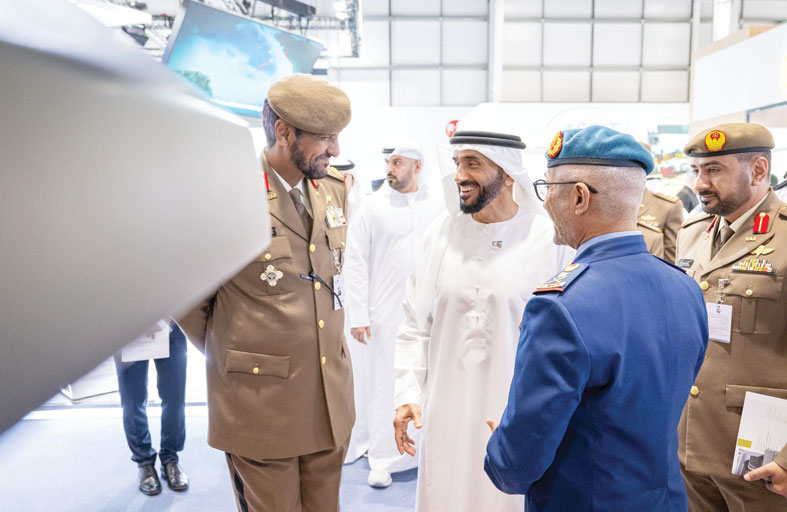 نهيان بن زايد يزور جناح الحرس الوطني في آيدكس 2025
