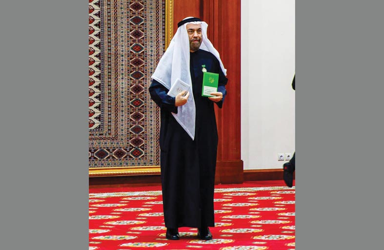 رئيس تركمانستان يمنح مدير الجامعة القاسمية وسام مخدوم قلي فراغي