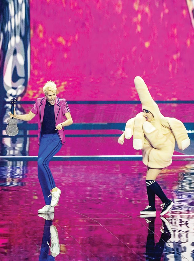 المغنية الألمانية جندريك تؤدي أغنية «لا تشعر بالكراهية» خلال البروفة الثانية للدور نصف النهائي الثاني لمسابقة الأغنية الأوروبية في روتردام.  ا ف ب 