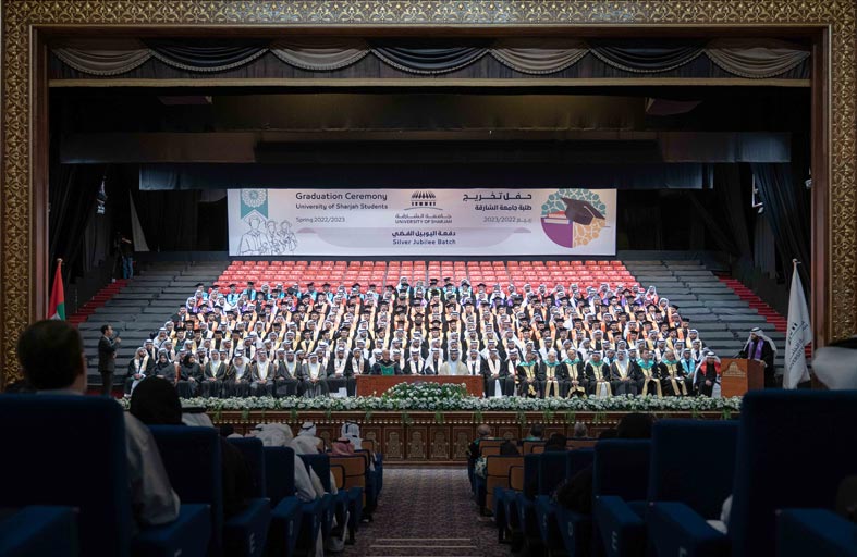 سلطان بن أحمد القاسمي يشهد حفل تخريج طلاب دفعة اليوبيل الفضي بجامعة الشارقة
