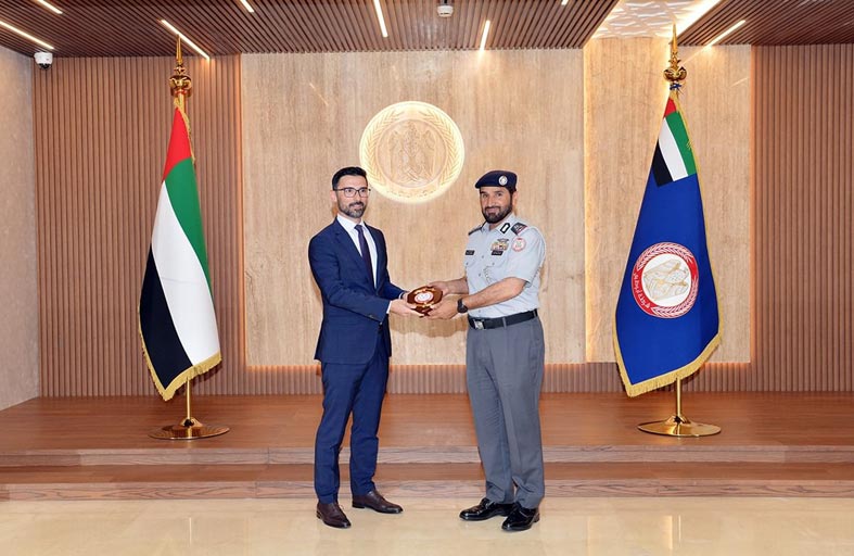 قائد عام شرطة أبوظبي يلتقي السفير الروماني
