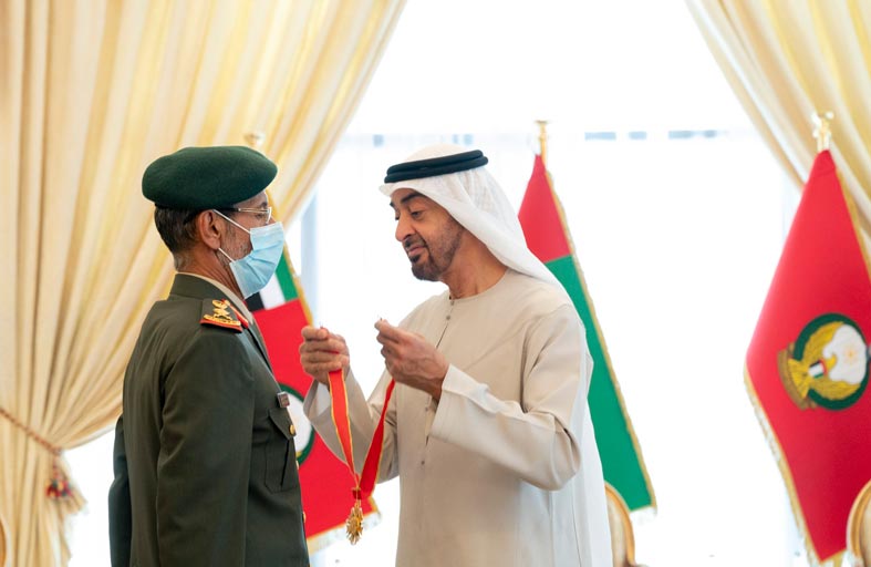 قلده محمد بن زايد .. رئيس الدولة يمنح حمد محمد الرميثي
