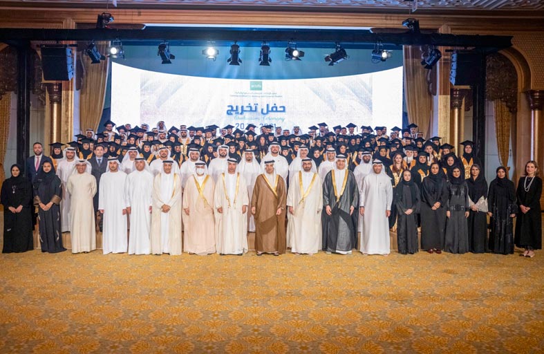 منصور بن زايد يشهد حفل تخريج 174 طالبا وطالبة من معهد الإمارات للدراسات المصرفية والمالية