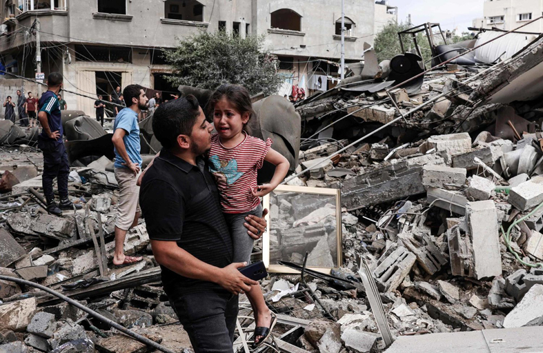  في غزة..  بحث يائس عن الأحباء وسط الركام