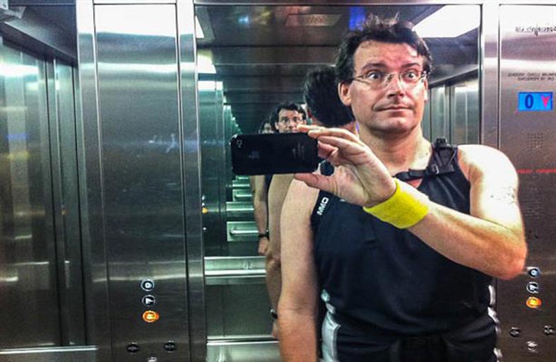 ما السبب الحقيقي لوضع المرايا في المصاعد؟