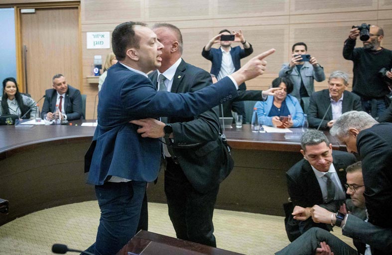 صخب وضجيج وتبادل الإهانات في الكنيست بسبب خطط إزاء القضاء