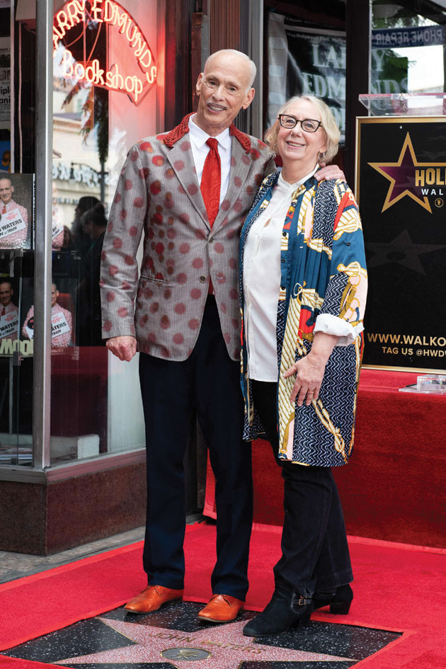 الممثلة الأمريكية مينك ستول والمخرج الأمريكي جون ووترز خلال حفل تكريم نجمة ممشى المشاهير في هوليوود و لتكريم ووترز، في هوليوود. ا ف ب