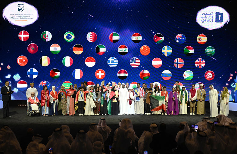 محمد بن راشد يكرم عبد الله البري من قطر وآمنة المنصوري من الإمارات لإحرازهما مناصفة لقب بطل تحدي القراءة العربي 2023