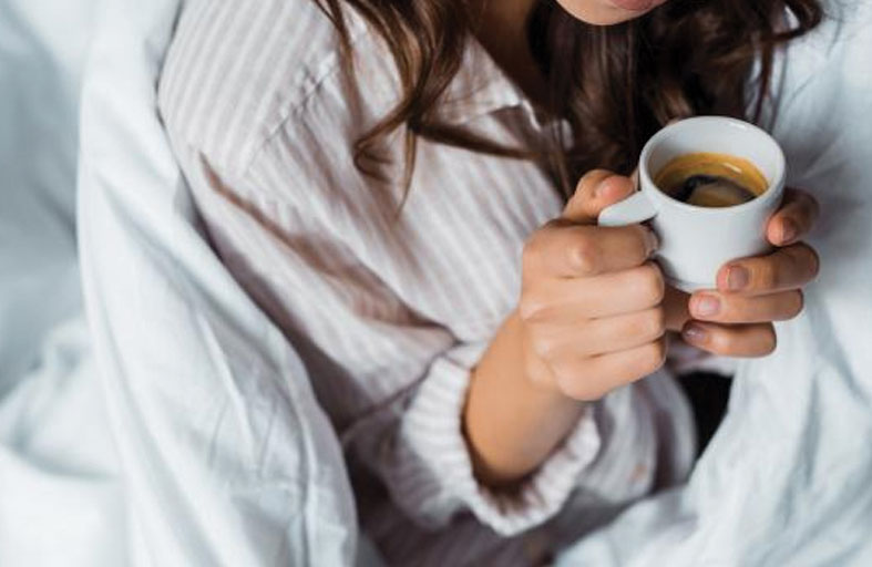 شرب القهوة على معدة فارغة.. أضرار محتملة ونصائح للاستمتاع بها بأمان