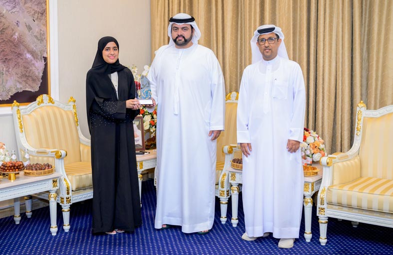 محمد الشرقي يستقبل الطالبة عليا الكندي الفائزة بجائزة حمدان بن راشد للأداء التعليمي المتميز