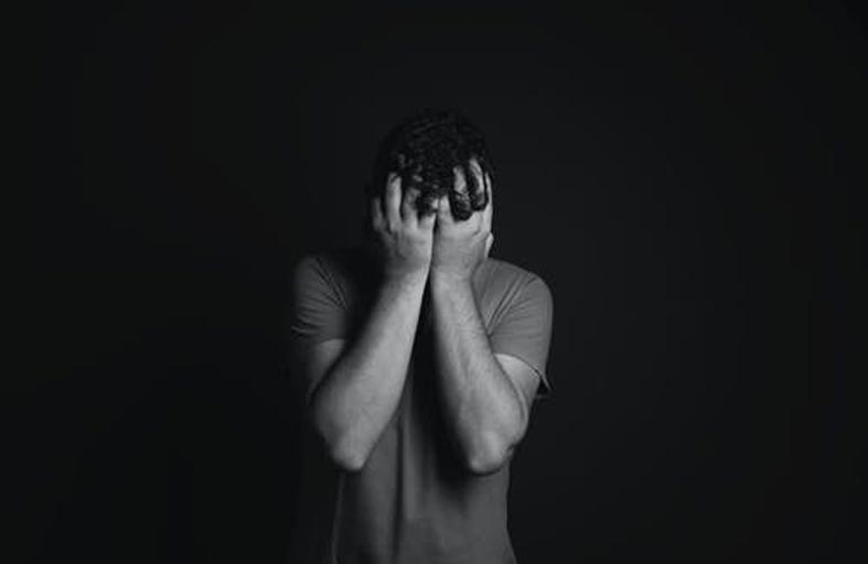 يزعم أن الفضائيين دمروا زواجه وعمله