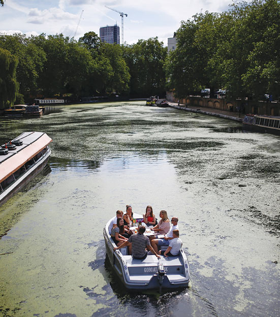 مجموعة من السياح  يستمتعون في قارب على قناة ريجنت في ليتل فينيس، لندن، حيث يتم تخفيف القيود بعد تفشي فيروس كورونا.    رويترز