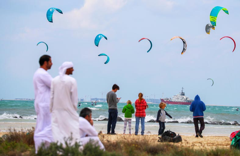 المرزوقي يتألق في بطولة دبي للكايت سيرف