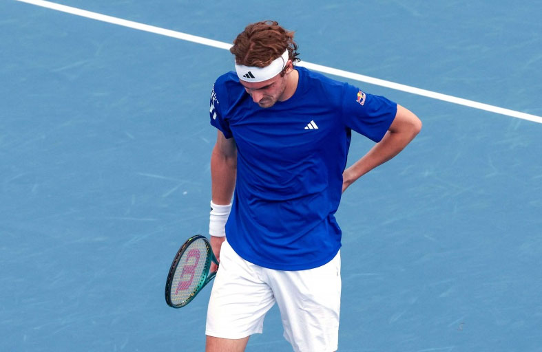 تسيتسيباس ينسحب بسبب إصابةٍ في ظهره بكأس يونايتد  