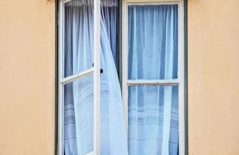 مصرع رضيع بعد رميه من الطابق الرابع على يد شقيقته