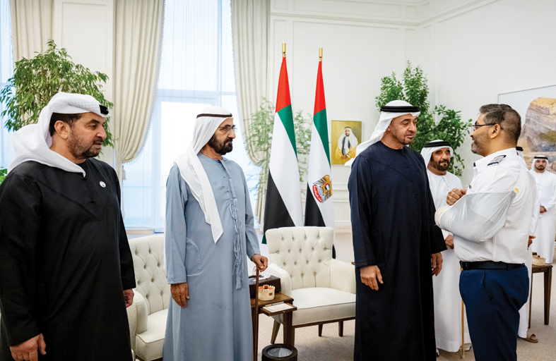 رئيس الدولة ومحمد بن راشد يشيدان بشجاعة الطاقم ويؤكدان أن الحفاظ على أمن الإنسان وسلامته هما الأولوية القصوى  