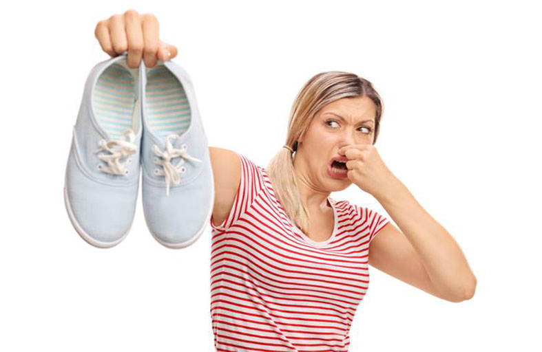كيف نعقم الاحذية ونتخلص  من رائحتها الكريهة؟