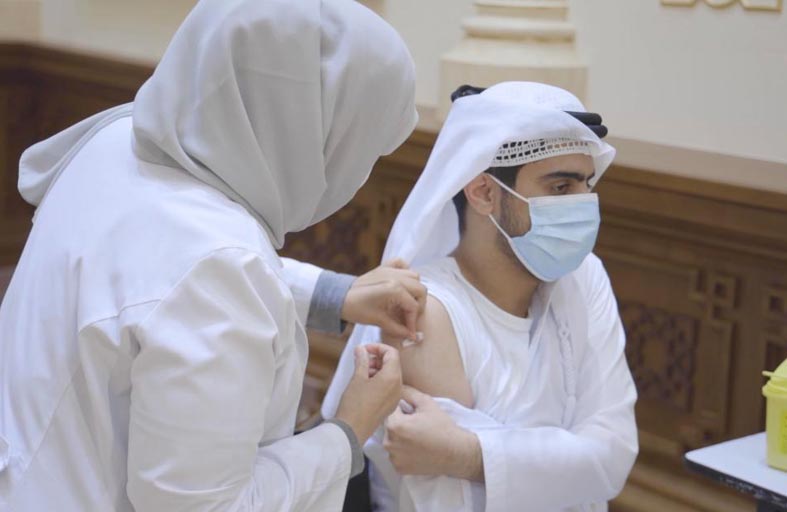 المجلس الاستشاري لإمارة الشارقة يبادر بتطعيم أعضائه وعضواته وكافة كوادره بلقاح كوفيد19 في مقره