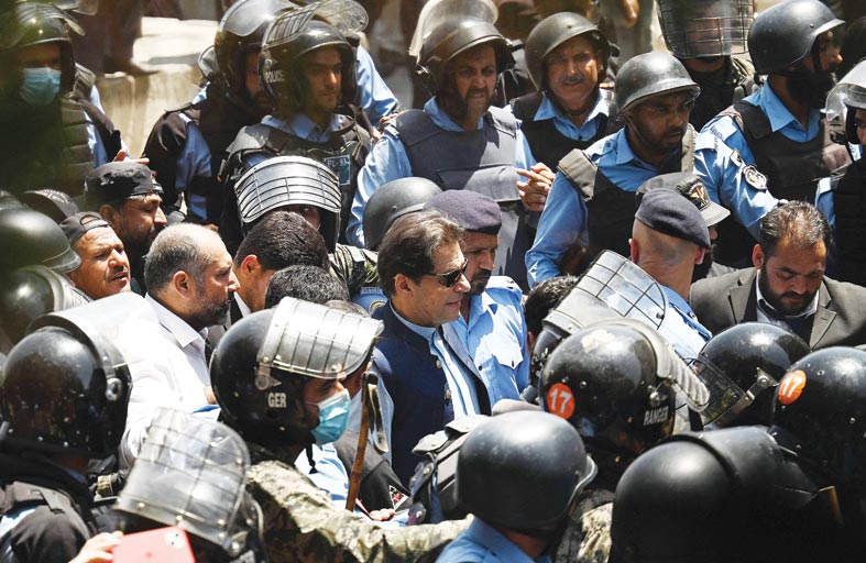 باكستان تطلق سراح عمران خان بكفالة 