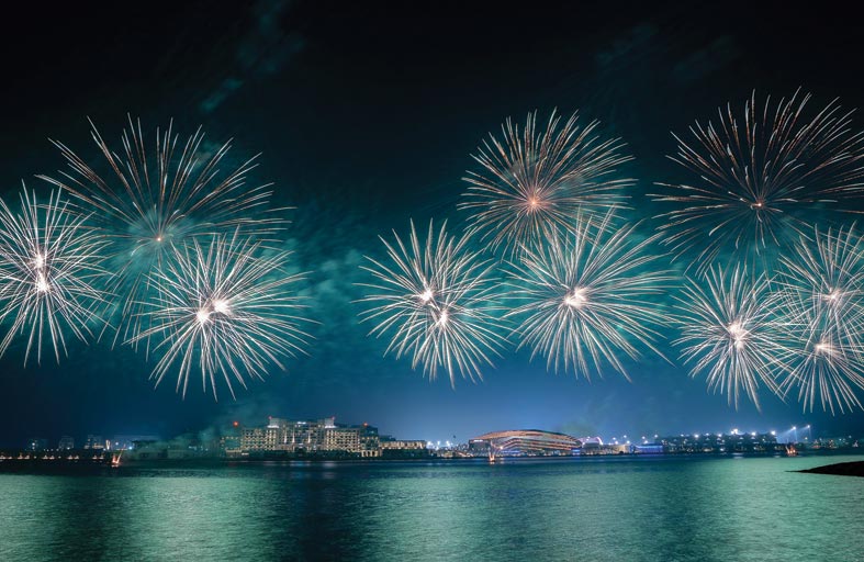 جزيرة ياس تضيء معالمها بألوان العلم السعودي مع عرض مميز للألعاب النارية 