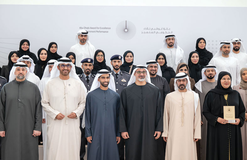 خالد بن محمد بن زايد يكرم الفائزين بجائزة أبوظبي للأداء الحكومي المتميز 